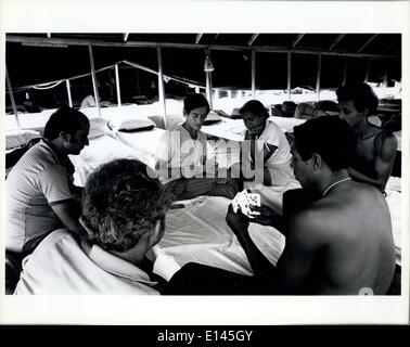 4. April 2012 - kubanische Flüchtlingen die Zeit zu vertreiben in der Zeltstadt in Fort Walton Beach von Spielkarten. Stockfoto