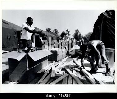 4. April 2012 - kubanische Flüchtlinge in Tonhöhe zu helfen, reinigen Sie den Bereich in der Zeltstadt errichtet, auf dem Messegelände Fort Walton Beach / Eglin Air Force Base. Stockfoto