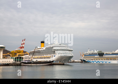 Oman, Maskat, Kreuzfahrtschiffe Costa Fortuna und Aida im Hafen Stockfoto