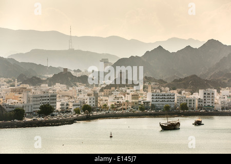 Oman, Maskat, Hafen Mina als Sultan Qaboos. Hintergrund-Marina und Mutrah Altstadt Stockfoto