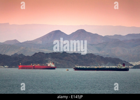 Oman, Maskat, Hafen Mina als Sultan Qaboos. Frachtschiffe warten vor Anker Stockfoto