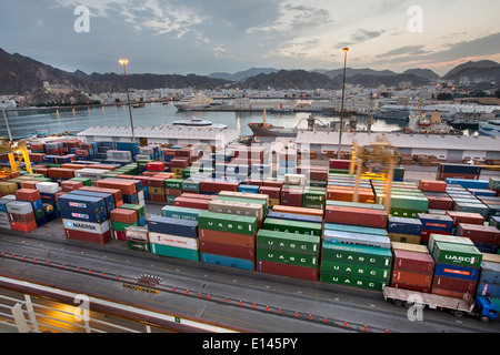 Oman, Maskat, Hafen Mina als Sultan Qaboos. Hafen von Containern. Hintergrund-Marina und Mutrah Altstadt Stockfoto