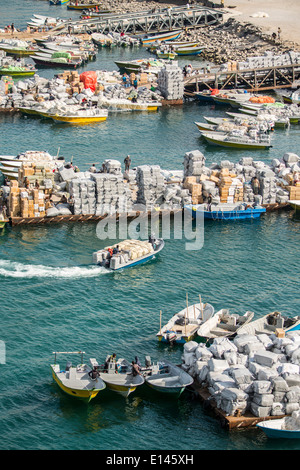 Oman, Khasab, Hafen, iranische Schmuggler landwirtschaftlicher Erzeugnisse in Oman und Luxusgüter zurück in den Iran mit kleinen Booten Stockfoto