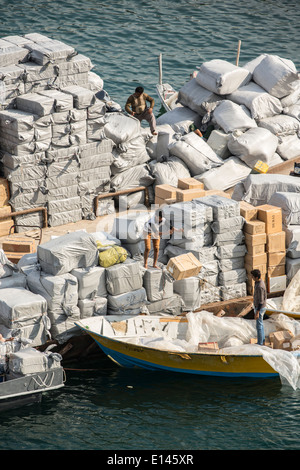 Oman, Khasab, Hafen, iranische Schmuggler landwirtschaftlicher Erzeugnisse in Oman und Luxusgüter zurück in den Iran mit kleinen Booten Stockfoto