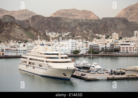 Oman, Maskat, Hafen Mina als Sultan Qaboos. Yacht des Sultans. Hintergrund-Marina und Mutrah Altstadt Stockfoto