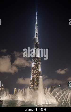 Vereinigte Arabische Emirate, Dubai, Burj Khalifa, das höchste Gebäude der Welt. Brunnen. Nacht Stockfoto