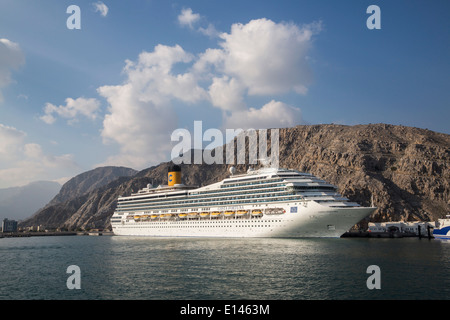 Oman, Khasab, Kreuzfahrtschiff Costa Fortuna Stockfoto