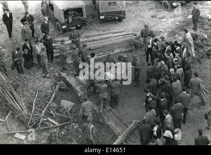 16. April 2012 - die Tragödie von Vajont Verdammung Katastrophe.: Longarone, Italien 12. Oktober 1963 '' die Szene wie italienische Soldaten tragen einen zurückgewonnene Körper eines Opfers auf einer Bahre, Zivilisten, verwüstet, Blick auf. Stockfoto