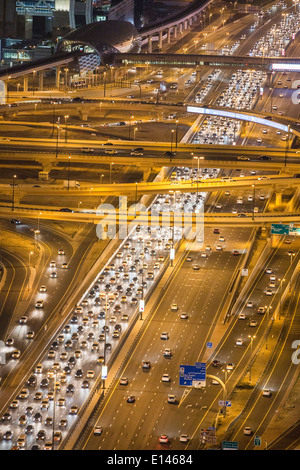 Vereinigte Arabische Emirate, Dubai, Sheikh Zayed Road kreuzt das finanzielle Zentrum. Nacht Stockfoto