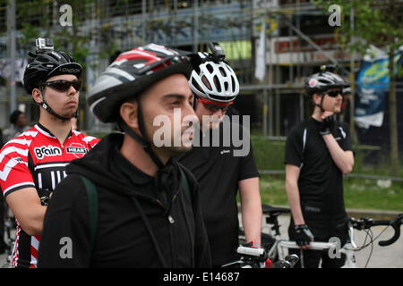 London, UK. 22. Mai 2014. London-Radfahrer sammeln Elefant & Burg Kreisverkehr, die Szene des jüngsten Todesfall eines Radfahrers, Protest gegen den Mangel an sicheren Radwege in ganz London, am 21. Mai 2014. © Jay Shaw Baker/NurPhoto/ZUMAPRESS.com/Alamy Live-Nachrichten Stockfoto