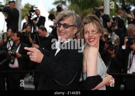 Deutsche Regisseur Wim Wenders und seine Frau Fotografin Donata Wenders teilnehmen die Premiere von «The Search» während der 67. Internationalen Filmfestspiele von Cannes am Palais des Festivals in Cannes, Frankreich, am 21. Mai 2014. Foto: Hubert Boesl - kein Draht-SERVICE Stockfoto