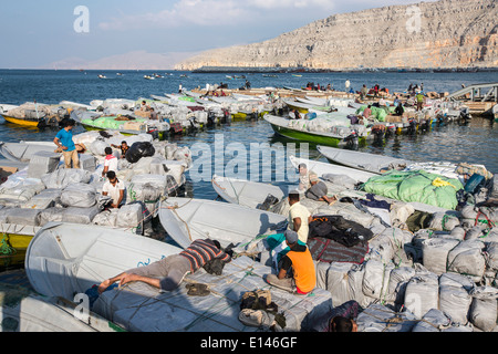 Oman, Khasab, Hafen, iranische Schmuggler landwirtschaftlicher Erzeugnisse in Oman und Luxusgüter zurück in den Iran mit kleinen Booten Stockfoto