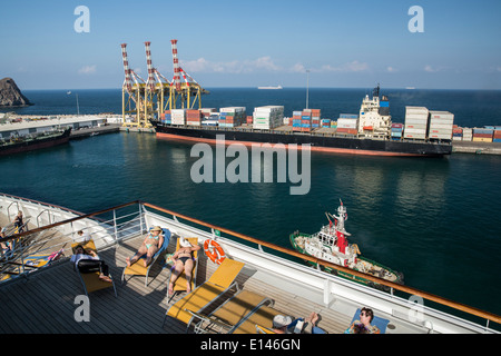 Oman, Maskat, Hafen Mina als Sultan Qaboos. Hafen von Containern. Ansicht von Costa Fortuna Kreuzfahrtschiff Stockfoto