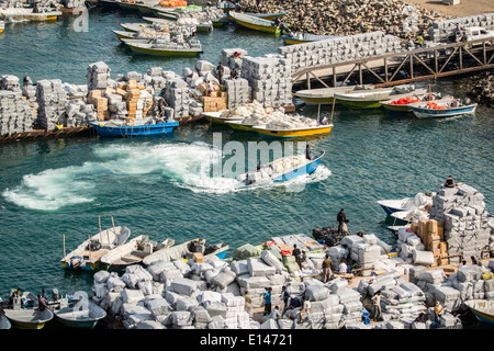 Oman, Khasab, Hafen, iranische Schmuggler landwirtschaftlicher Erzeugnisse in Oman und Luxusgüter zurück in den Iran mit kleinen Booten Stockfoto