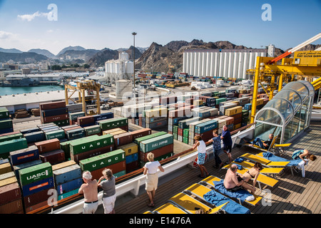 Oman, Maskat, Hafen Mina als Sultan Qaboos. Hafen von Containern. Ansicht von Costa Fortuna Kreuzfahrtschiff Stockfoto