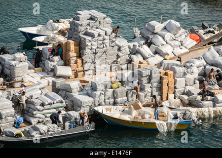 Oman, Khasab, Hafen, iranische Schmuggler landwirtschaftlicher Erzeugnisse in Oman und Luxusgüter zurück in den Iran mit kleinen Booten Stockfoto