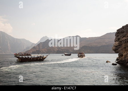 Oman, Khasab, Touristen auf Bogen Stockfoto