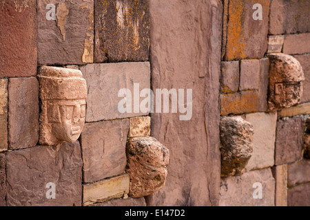 Geschnitzte Steinköpfe Zapfen eingebettet in Wand des halb unterirdischen Tempels. Tiwuanaku archäologische Stätte. Bolivien Stockfoto