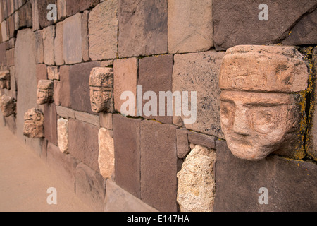 Geschnitzte Steinköpfe Zapfen eingebettet in Wand des halb unterirdischen Tempels. Tiwuanaku archäologische Stätte. Bolivien Stockfoto