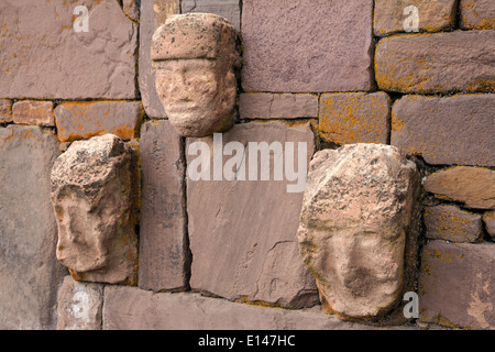 Geschnitzte Steinköpfe Zapfen eingebettet in Wand des halb unterirdischen Tempels. Tiwuanaku archäologische Stätte. Bolivien Stockfoto