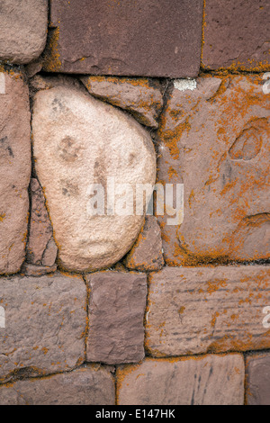 Geschnitzter Steinkopf Zapfen eingebettet in Wand des halb unterirdischen Tempels. Tiwuanaku archäologische Stätte. Bolivien Stockfoto