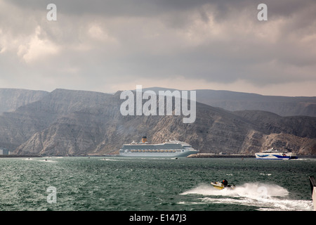 Oman, Khasab, Hafen, iranische Schmuggler bringen waren zurück in den Iran mit kleinen Booten. Kreuzfahrtschiff Costa Fortuna Stockfoto