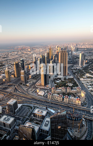 Vereinigte Arabische Emirate, Dubai, finanzielle Stadtzentrum, Sheikh Zayed Road. Blick vom Burj Khalifa, dem höchsten Gebäude der Welt Stockfoto