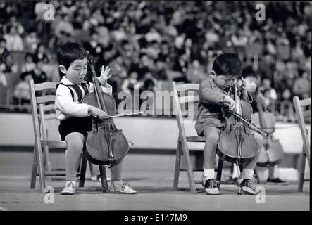 17. April 2012 - wenig Fiddlers machen große Musik: Einige der 2.000 junge japanische Geiger- und eine Prise von ausländischen Kindern in Japan - nehmen Sie Teil an einem massierten Konzert in Tokio Leben. Die jungen Musiker sind Schüler von mehreren Schulen der Musik, die ein jährliches Konzert in Massen geben, bevor ihre Eltern und Lehrer. Stockfoto