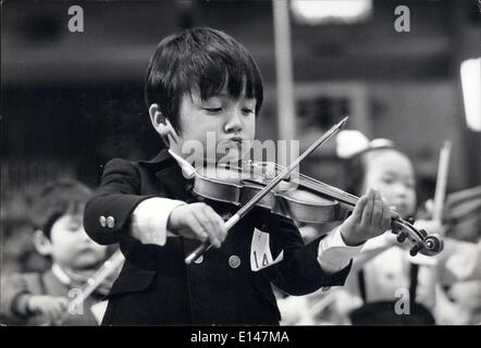 17. April 2012 - wenig Fiddlers machen große Musik: Einige der 2.000 junge japanische Geiger- und eine Prise von ausländischen Kindern in Japan - nehmen Sie Teil an einem massierten Konzert in Tokio Leben. Die jungen Musiker sind Schüler von mehreren Schulen der Musik, die ein jährliches Konzert in Massen geben, bevor ihre Eltern und Lehrer. Stockfoto