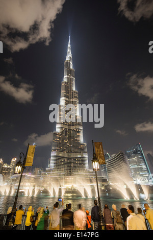 Vereinigte Arabische Emirate, Dubai, Burj Khalifa, das höchste Gebäude der Welt. Brunnen. Nacht Stockfoto