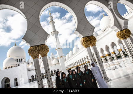 Vereinigte Arabische Emirate, Abu Dhabi, Scheich Zayed Grand Mosque. Gruppe von Touristen, gekleidet entsprechen die Kleiderordnung, Aufnahme Stockfoto