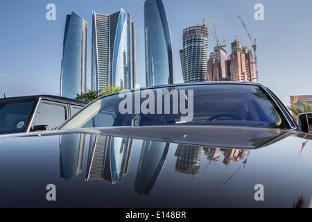 Vereinigte Arabische Emirate, Abu Dhabi, Rolls-Royce Auto. Hintergrund Etihad Towers und Regent Emirates Pearl hotel Stockfoto