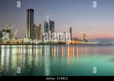 Vereinigte Arabische Emirate, Abu Dhabi Skyline in der Dämmerung, Dämmerung Stockfoto