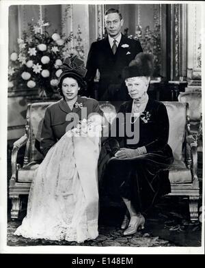 17. April 2012 - vier Generationen im Buckingham-Palast: nach der Taufe von Prinz Charles am 15. Dezember 1948, dieser Gruppe Foto wurde im Buckingham Palace. Es zeigt dann Prinzessin Elizabeth, Herzogin von Edinburgh, hält ihr Baby getauft Charles Philip Arthur George, das Baby Großvater, König George VI. und Urgroßmutter. Queen Mary. Stockfoto