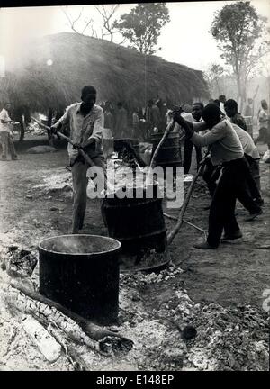 17. April 2012 - Mosambik: Ein Scean in einem Refugium Lager nahe der Grenze zu Mosambik mit Rhodesien. Dieses Lager hat 12.000 Flüchtlinge aus Rhodesien. Bild zeigt Rhodesian Flüchtlinge Kochen im Lager. Stockfoto