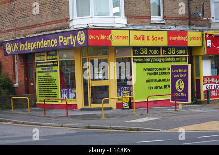 Parkstone, Poole, Dorset UK 22. Mai 2014. Die UKIP Büro in Poole am Tag der Wahlen zum Europäischen Parlament als Menschen Kopf, Wahllokale, auf einem nassen und regnerischen Tag zu stimmen. Der UK Independence Party hofft, dass das Verhältniswahlrecht System verwendet, bei den Wahlen zum Europäischen Parlament stärkt seine Position im Europäischen Parlament. Liebe Großbritannien Abstimmung UKIP Credit: Carolyn Jenkins/Alamy Live-Nachrichten Stockfoto