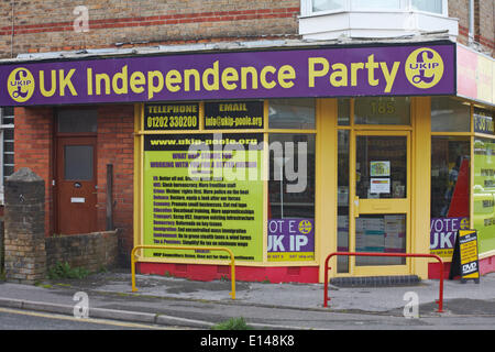 Parkstone, Poole, Dorset UK 22. Mai 2014. Die UKIP Büro in Poole am Tag der Wahlen zum Europäischen Parlament als Menschen Kopf, Wahllokale, auf einem nassen und regnerischen Tag zu stimmen. Der UK Independence Party hofft, dass das Verhältniswahlrecht System verwendet, bei den Wahlen zum Europäischen Parlament stärkt seine Position im Europäischen Parlament. Wofür die UKIP steht, gemeinsam mit Ihnen für eine bessere Großbritannien. Bildnachweis: Carolyn Jenkins/Alamy Live-Nachrichten Stockfoto