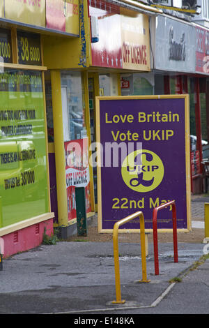 Parkstone, Poole, Dorset UK 22. Mai 2014. Die UKIP Büro in Poole am Tag der Wahlen zum Europäischen Parlament als Menschen Kopf, Wahllokale, auf einem nassen und regnerischen Tag zu stimmen. Der UK Independence Party hofft, dass das Verhältniswahlrecht System verwendet, bei den Wahlen zum Europäischen Parlament stärkt seine Position im Europäischen Parlament. Liebe Großbritannien Abstimmung UKIP Credit: Carolyn Jenkins/Alamy Live-Nachrichten Stockfoto