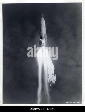 17. April 2012 - klettert eine andere erfolgreiche Atlas starten die US Air Force Atlas interkontinentalen ballistischen Raketen durch einen Januar Himmel vor der Küste Floridas Besetzung. Erfolgreich startet im Dezember 1957 und wieder in diesem Brand 10. Januar 1958, Atlas ist in der gemeinsamen Entwicklung von der Air Force und Convair Division von General Dynamics Corp. Der Atlas testen ist Bestandteil einer Reihe von internationalen und mittleren Bereich ballistische Flugkörper Untersuchungen bei der Air Force Missile Test Center, Cape Canaveral, Florida. Stockfoto