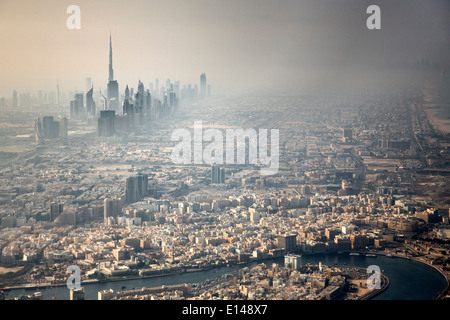 Vereinigte Arabische Emirate, Dubai, Altstadt. Hintergrund-Finanzplatz und Burj Khalifa, dem höchsten Gebäude in der Welt. Luftbild Stockfoto