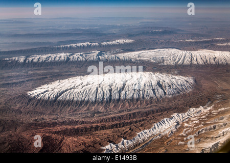 Vereinigte Arabische Emirate, Dubai, Blick auf Schnee bedeckt Berge des südlichen Iran. Luftbild Stockfoto