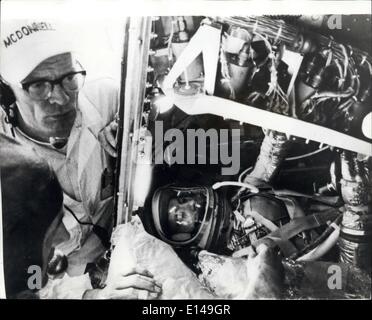 17. April 2012 - Astronaut Alan B. Shepard gesehen sitzen in einer Mercury-Kapsel vor einer vollständigen Countdown und Flug Simulation Test in Vorbereitung auf Shepards Raumfahrt, die erfolgreich am 5. Mai 1961 stattfand. Stockfoto