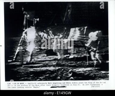 17. April 2012 - US-Flagge auf Mond - Apollo 11 Astronauten Neil Armstrong und Edwin Aldrin die Flagge der Vereinigten Staaten auf Pflanzen Stockfoto