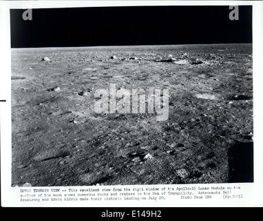 17. April 2012 - Lunar Terrainansicht: Diese ausgezeichnete Ansicht aus dem rechten Fenster der Mondlandefähre der Apollo-11 auf der Oberfläche des Mondes zeigt zahlreiche Felsen und Krater im Meer der Ruhe. Astronauten Neil Armstrong und Edwin Aldrin machte ihre historischen Landung am 20. Juli. Stockfoto