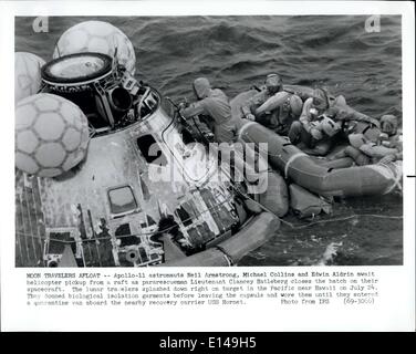 17. April 2012 - Mond Reisende flott--Apollo 11 Astronauten Neil Armstrong, Michael Collins und Edwin Aldrin Hubschrauber Abholung von einem Floß als Pararescueman Leutnant Clancey Hatleberg erwarten schließt die Luke auf ihrem Raumschiff. Die lunaren Reisenden wasserte direkt am Ziel im Pazifik in der Nähe von Hawaii am 24. Juli. Sie zog biologische Isolierung Kleidungsstücke vor dem Verlassen der Kapsel und trug sie, bis sie einen Quarantäne van an Bord der nahe gelegenen Erholung Träger USS Hornet eingegeben.