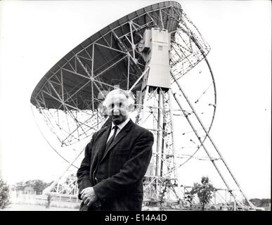 17. April 2012 - Großbritannien führt in der Radioastronomie.: die Ohren, das Universum gesehen, denn Radiostrahlung aus fernen Galaxien und Quares Großbritannien; s berühmten Teleskopen bei Jodrell Bank in der Nähe von Macclesfield, Cheshire, deren Vilance die leiseste Schallwellen holt. Jede Nation in der Welt ist für die Verfolgung ihrer Raketen und Satelliten Jodrell Bank verpflichtet. Bahnhof ist verantwortlich für die Jodrell Bank Großbritanniens oberen Spaceman, Professor Sir Bernard Lovell. Sir Bernard Lovell, Professor der Radioastronomie, University of Manchester und Direktor von Jodrell Radioteleskope. Stockfoto