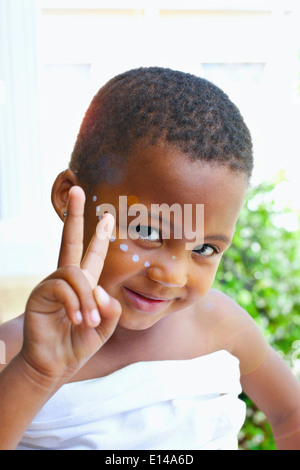 Gemischte Rassen Mädchen, das Peace-Zeichen Stockfoto