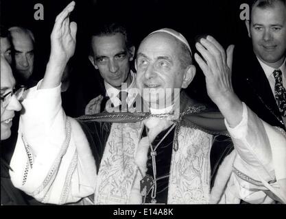 17. April 2012 - A Recourrence das Fest der Jungfrau Maria, Papst Paul VI. huldigte die Statue der Muttergottes in der Mitte der Piazza di Spagna platziert. Die Pop wurde von einer großen Menschenmenge begrüßt. Stockfoto