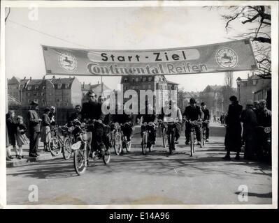 17. April 2012 - Fahrräder mit Motor Racing: das erste Rennen der deutschen Fahrräder mit Motoren wurde anlässlich der Sonderschau auf der '' Tag der Fahrrad '' in Nürnberg statt. Es war ein Zuverlässigkeit-Lauf über 70 Kilometer. Foto zeigt die Ankunft der ersten Fahrer auf die Gewinner-Post. Vorne ein Tandem-Fahrrad mit den blinden Mr.Schaffner, Nürnberg, auf dem Rücksitz. Hinter ihm Frau Herbst war, die einzige Frau an das Rennen. Stockfoto