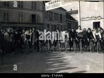 17. April 2012 - eine neue Don Camillo Epopea. Gestern versuchte 5 jungen geistlichen von der italienischen Mission in Nogent (in der Nähe von Paris), 5 echte Radsportchampions zu schlagen. Das Rennen war eine Anspielung auf das Bild '' The Great kämpfen von Don Camillo'' ist der 3. Film in der Don-Camillo-Serie. Foto zeigt die Teilnehmer vor der Abreise Stockfoto